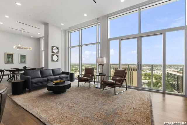 123 Lexington #APT 1703 San Antonio, TX 78205