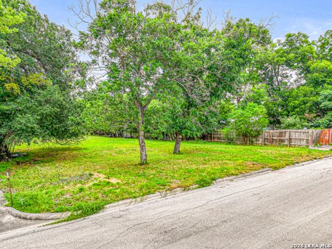 260 HACKBERRY AVE