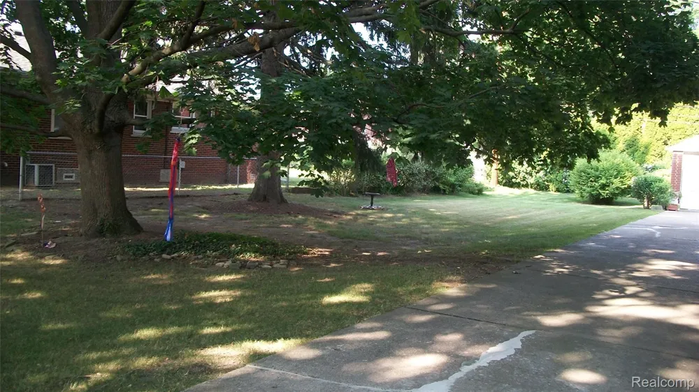 6528 Winona Street Allen Park City, MI 48101