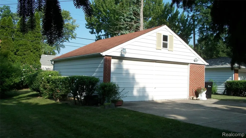6528 Winona Street Allen Park City, MI 48101