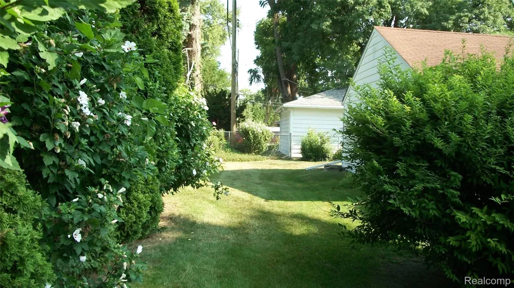 6528 Winona Street Allen Park City, MI 48101