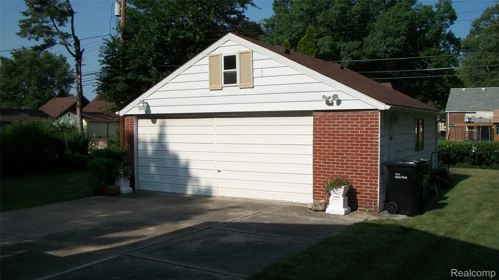 6528 Winona Street Allen Park City, MI 48101