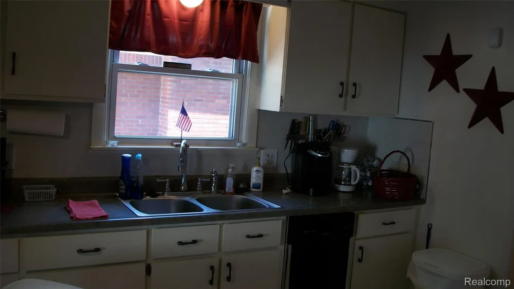 6528 Winona Street Allen Park City, MI 48101