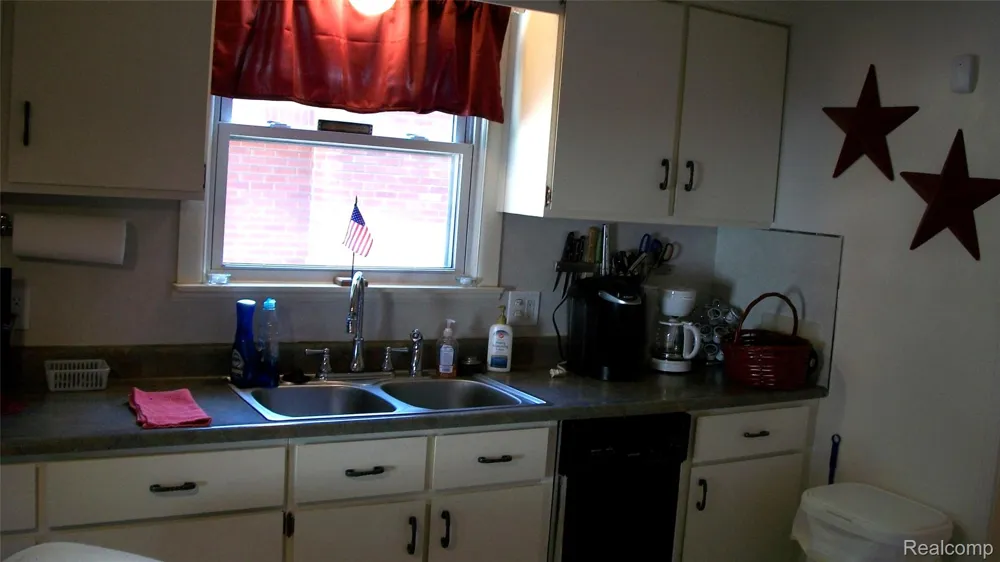 6528 Winona Street Allen Park City, MI 48101