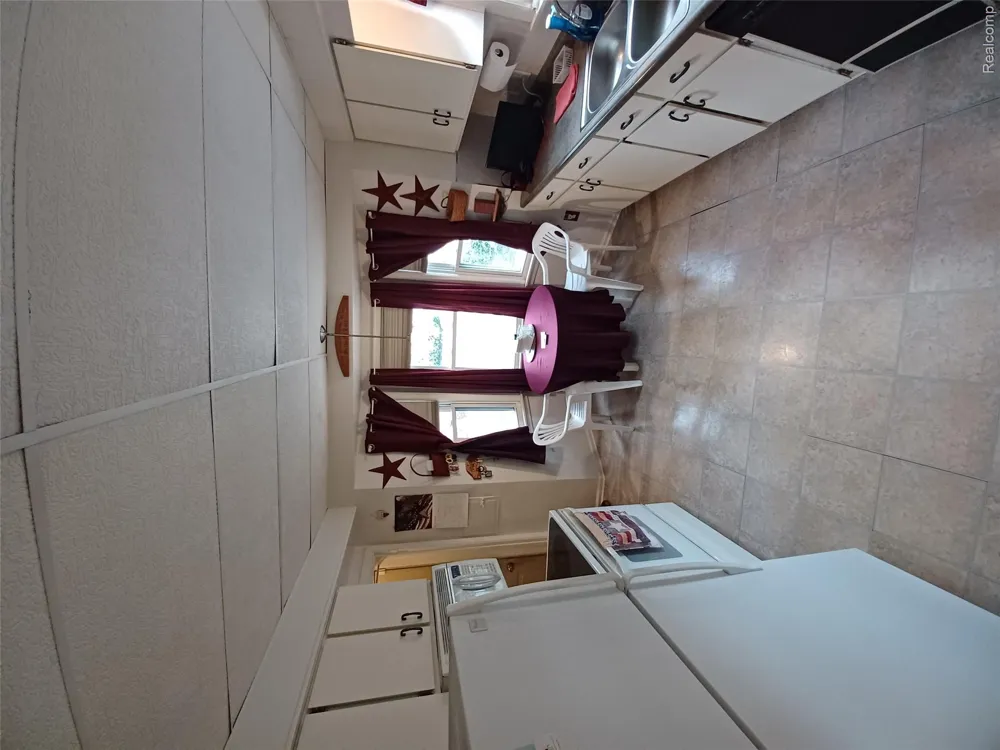 6528 Winona Street Allen Park City, MI 48101
