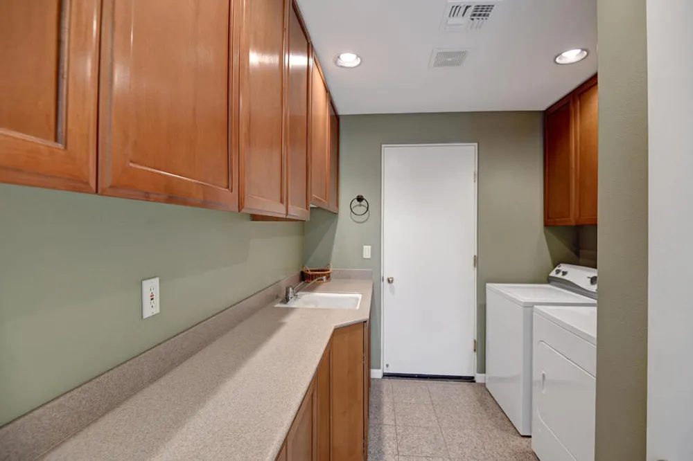383 Desert Holly Drive Palm Desert, CA 92211