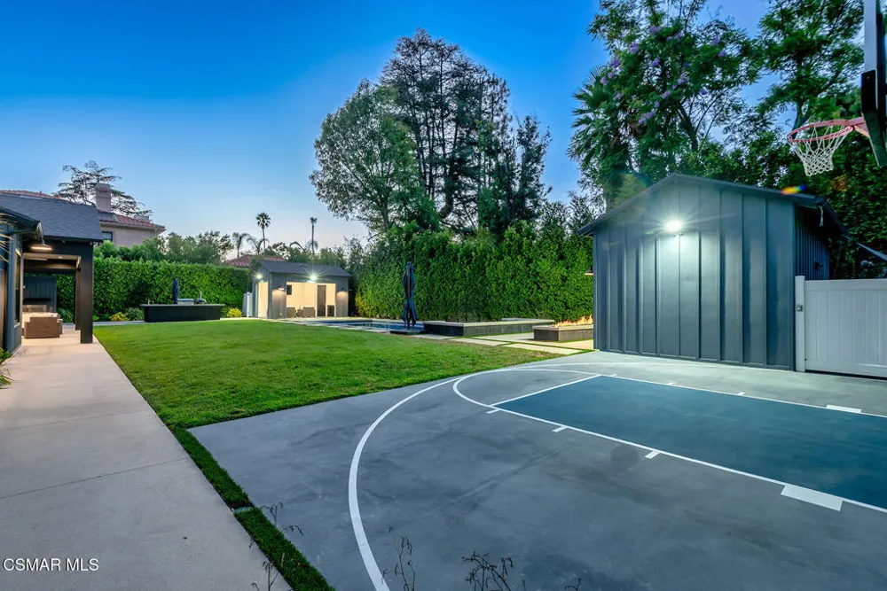 18651 Wells Drive Tarzana, CA 91356