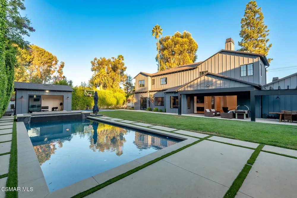 18651 Wells Drive Tarzana, CA 91356