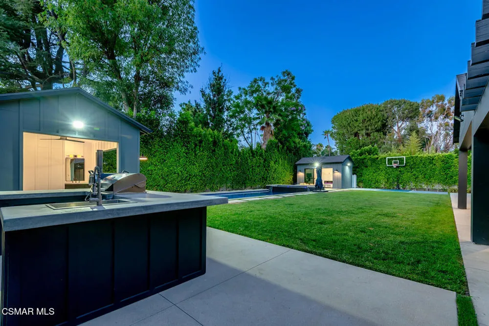 18651 Wells Drive Tarzana, CA 91356