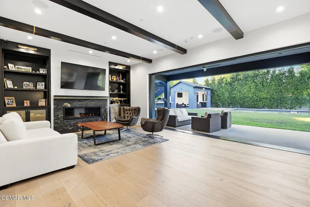 18651 Wells Drive Tarzana, CA 91356