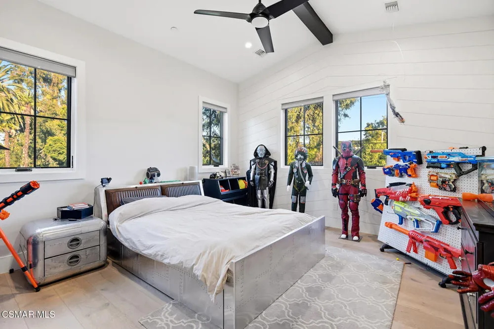 18651 Wells Drive Tarzana, CA 91356