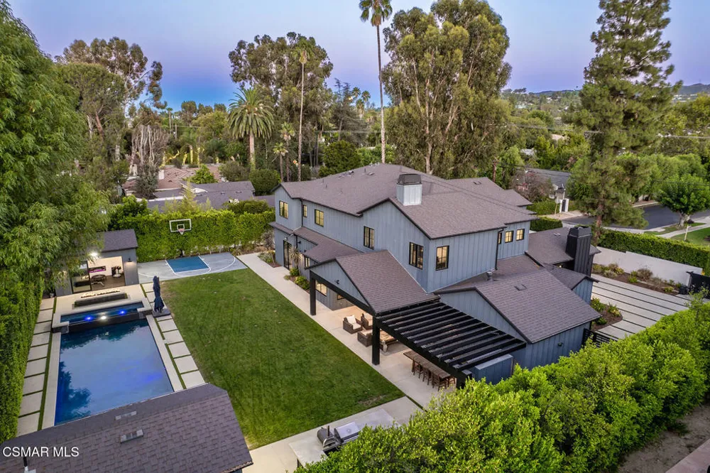 18651 Wells Drive Tarzana, CA 91356