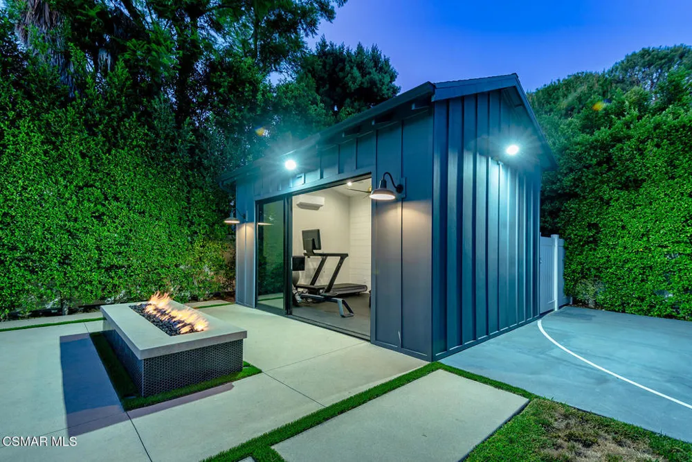 18651 Wells Drive Tarzana, CA 91356