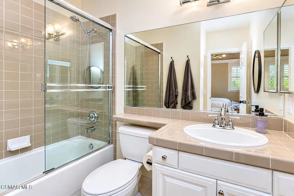 961 Alexandra Court Oak Park, CA 91377