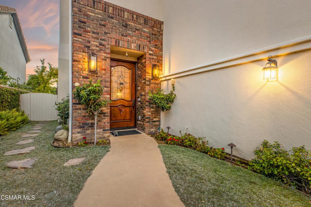 961 Alexandra Court Oak Park, CA 91377
