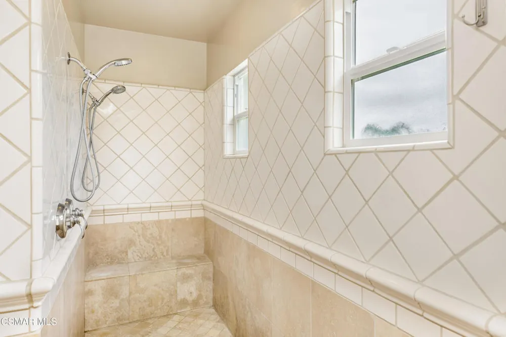 961 Alexandra Court Oak Park, CA 91377