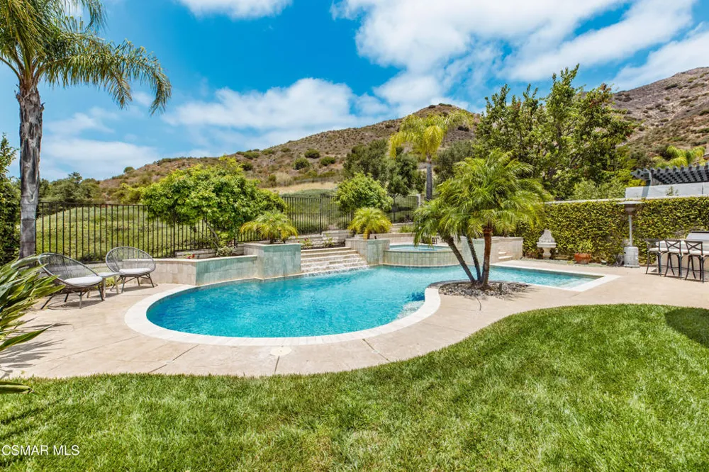 961 Alexandra Court Oak Park, CA 91377