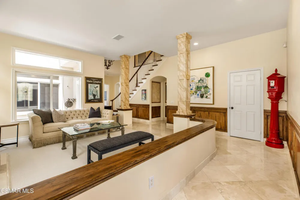 961 Alexandra Court Oak Park, CA 91377