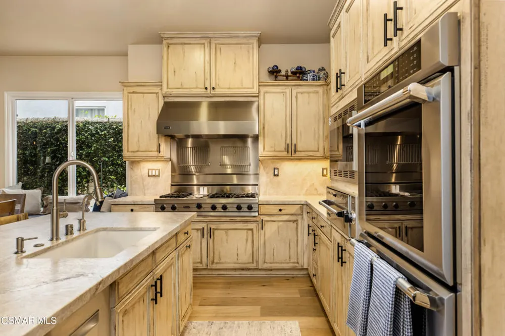 961 Alexandra Court Oak Park, CA 91377