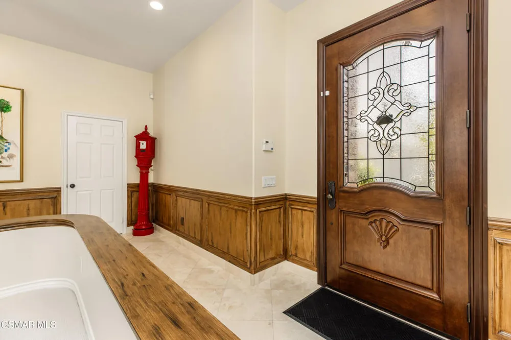 961 Alexandra Court Oak Park, CA 91377