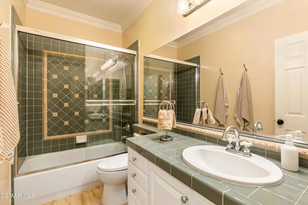 961 Alexandra Court Oak Park, CA 91377