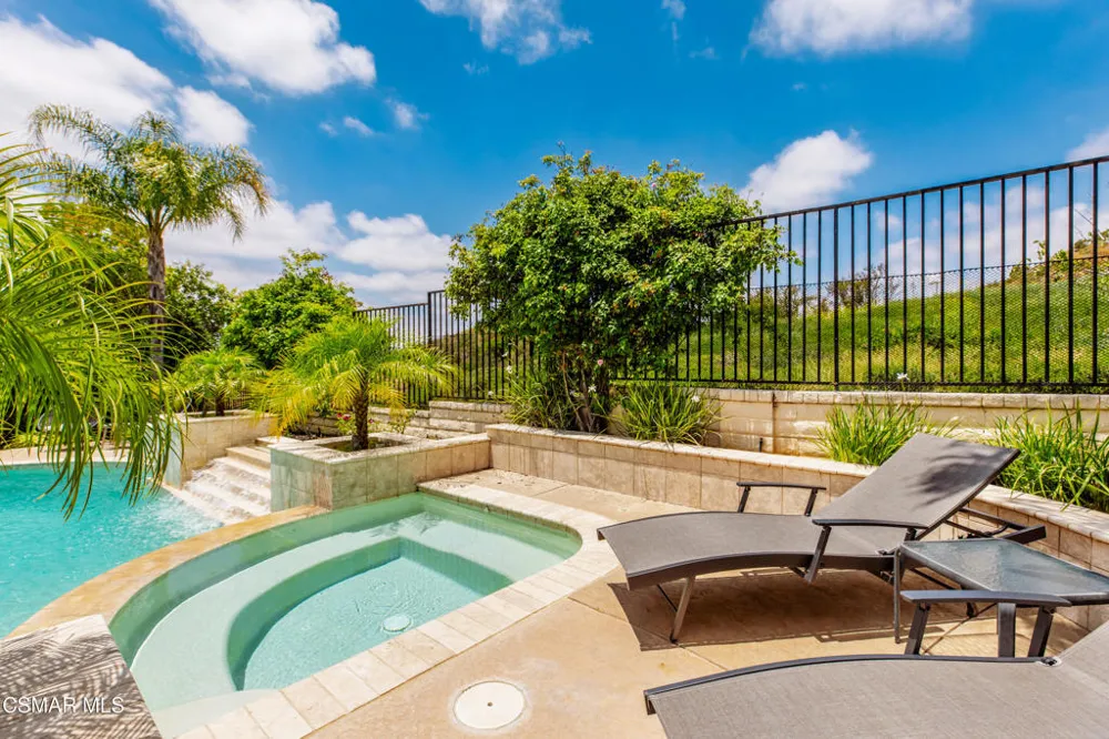 961 Alexandra Court Oak Park, CA 91377