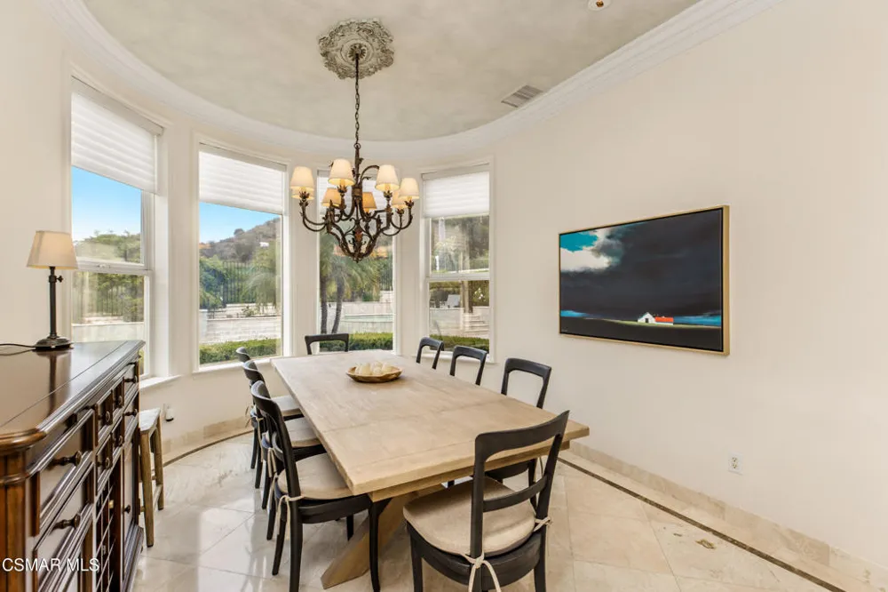 961 Alexandra Court Oak Park, CA 91377