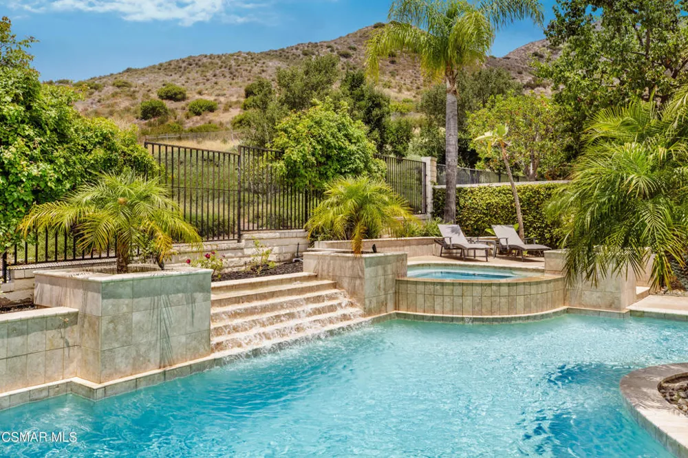 961 Alexandra Court Oak Park, CA 91377