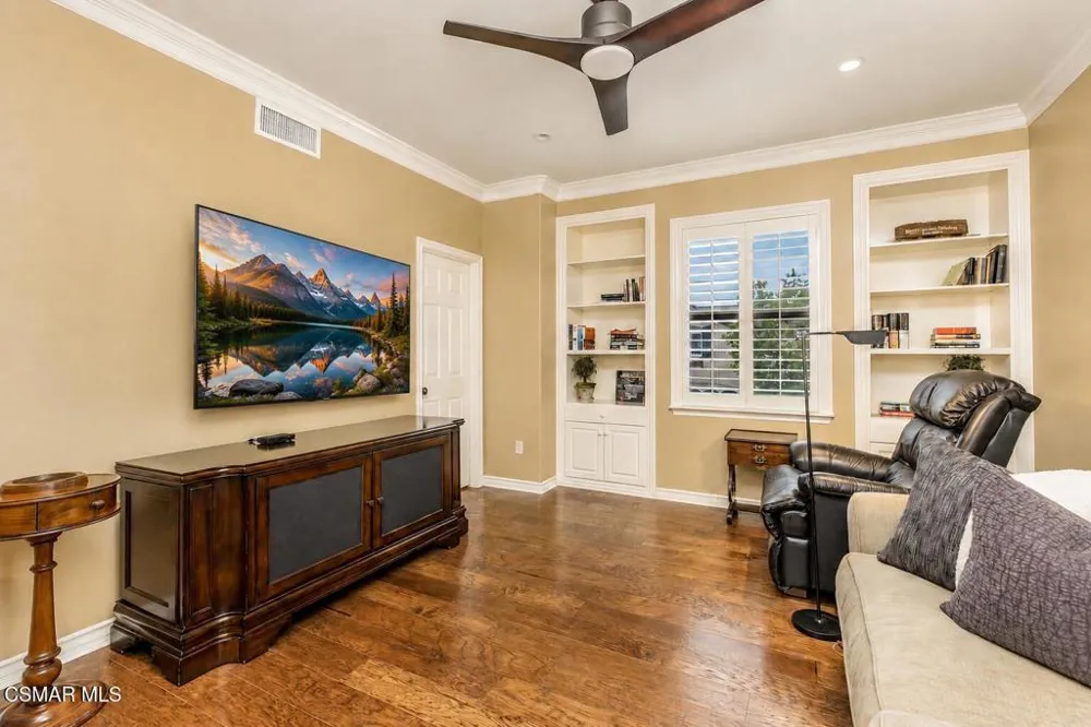 961 Alexandra Court Oak Park, CA 91377