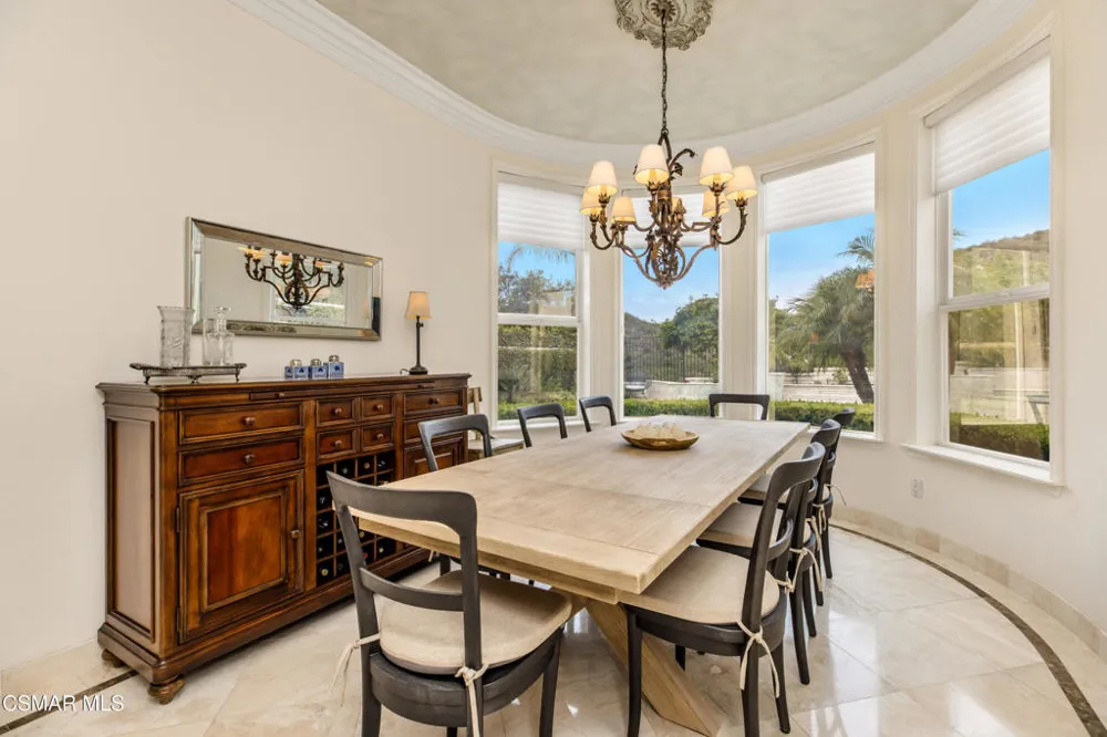 961 Alexandra Court Oak Park, CA 91377
