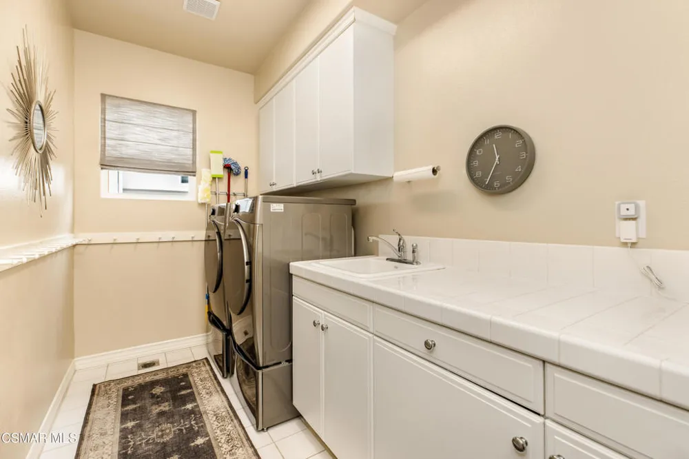 961 Alexandra Court Oak Park, CA 91377