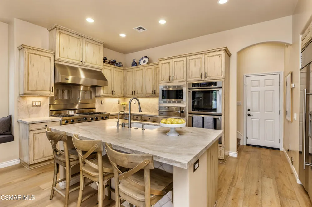 961 Alexandra Court Oak Park, CA 91377