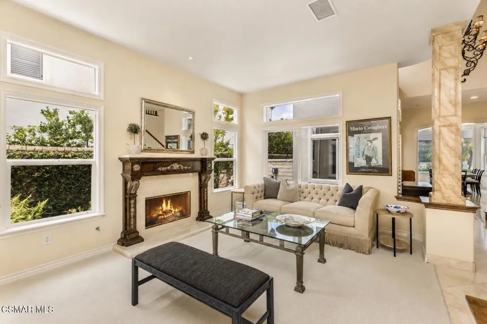 961 Alexandra Court Oak Park, CA 91377