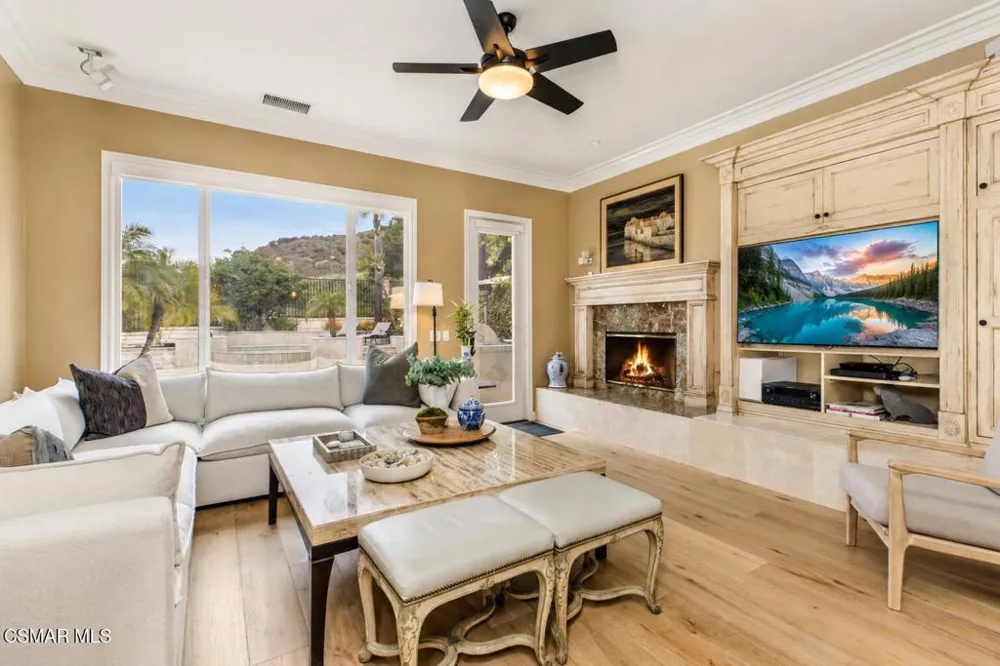 961 Alexandra Court Oak Park, CA 91377