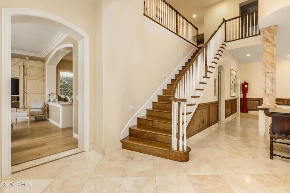 961 Alexandra Court Oak Park, CA 91377