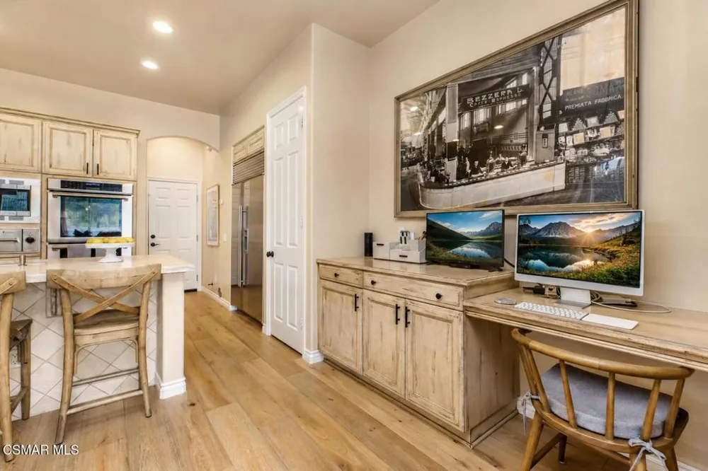 961 Alexandra Court Oak Park, CA 91377