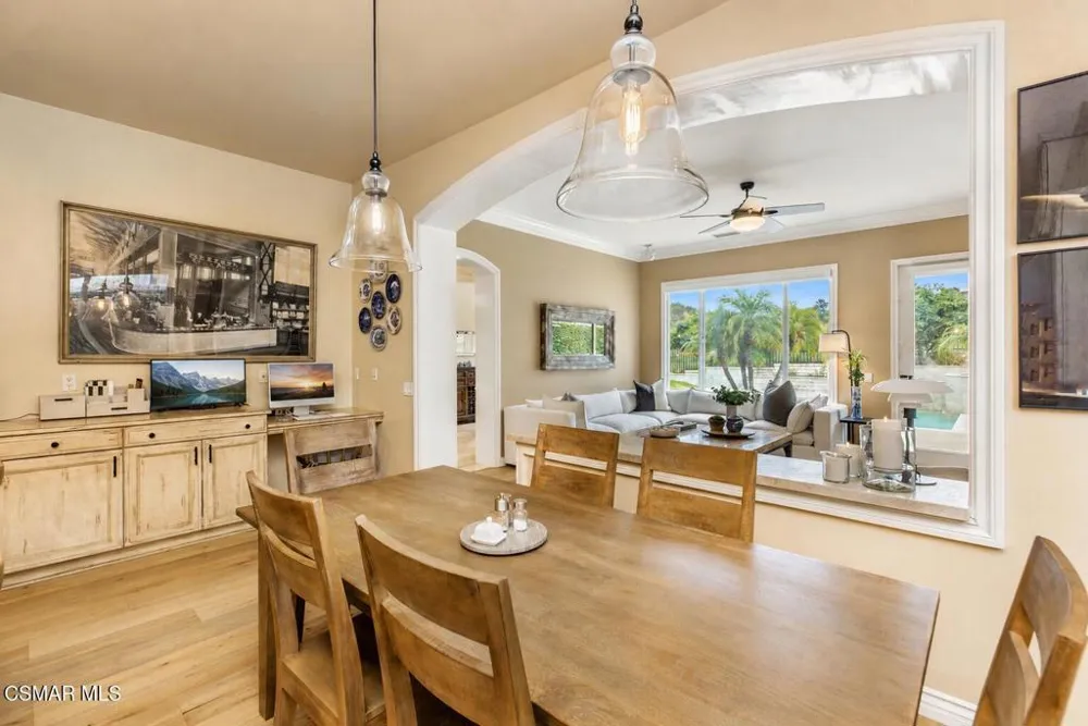 961 Alexandra Court Oak Park, CA 91377