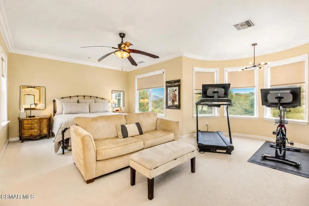961 Alexandra Court Oak Park, CA 91377