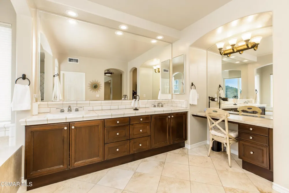 961 Alexandra Court Oak Park, CA 91377