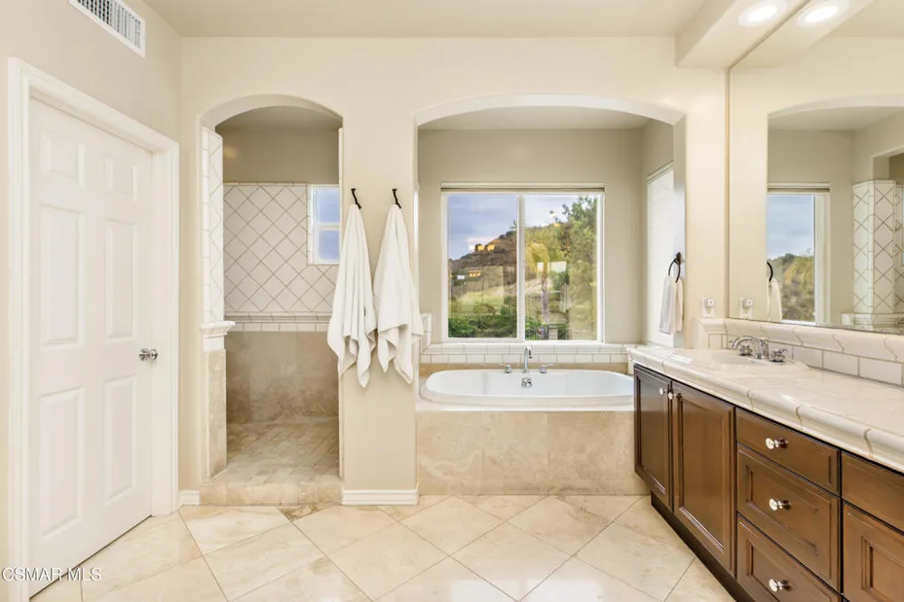 961 Alexandra Court Oak Park, CA 91377