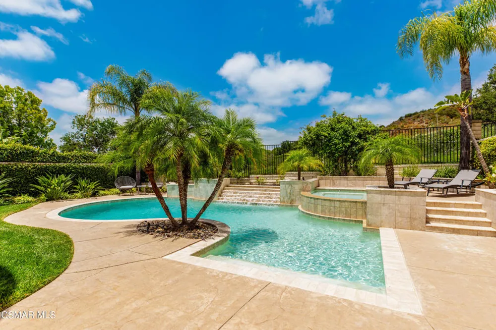 961 Alexandra Court Oak Park, CA 91377