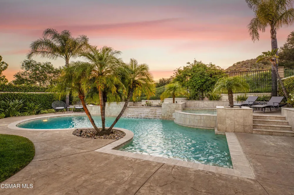 961 Alexandra Court Oak Park, CA 91377