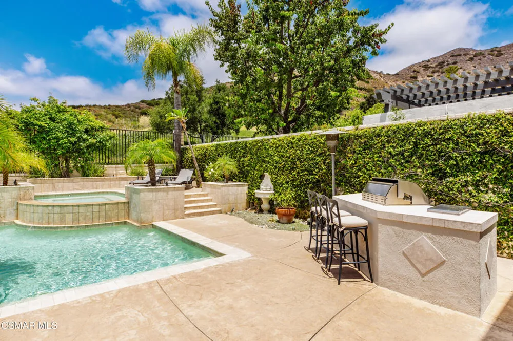 961 Alexandra Court Oak Park, CA 91377
