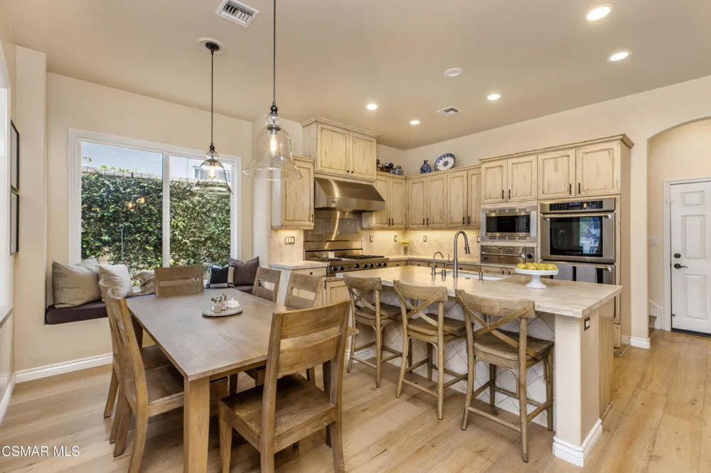 961 Alexandra Court Oak Park, CA 91377