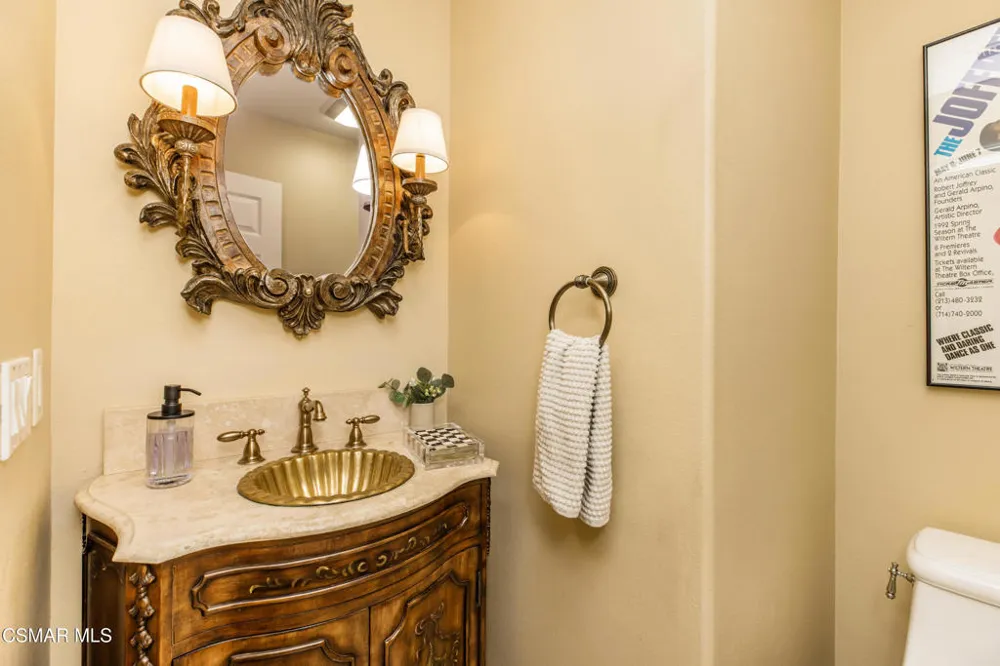 961 Alexandra Court Oak Park, CA 91377