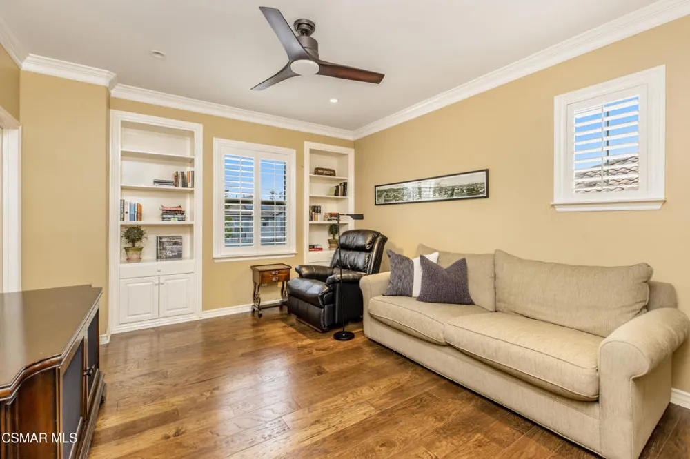 961 Alexandra Court Oak Park, CA 91377