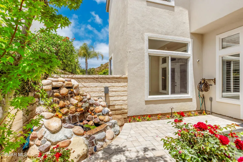 961 Alexandra Court Oak Park, CA 91377