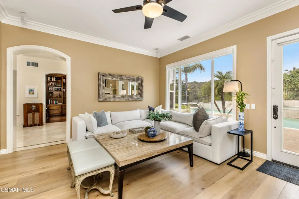 961 Alexandra Court Oak Park, CA 91377