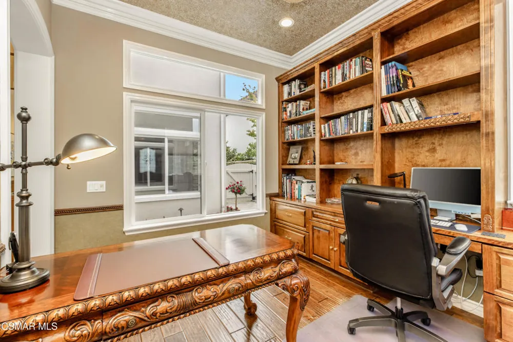 961 Alexandra Court Oak Park, CA 91377
