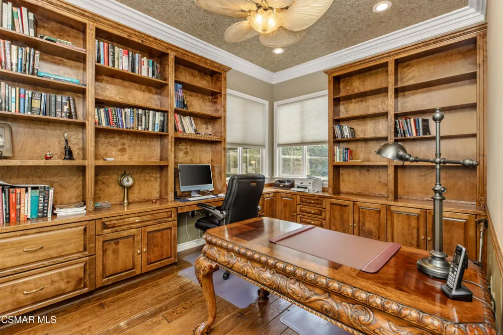 961 Alexandra Court Oak Park, CA 91377